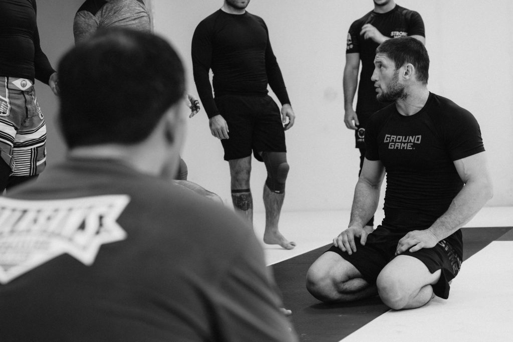 Jakie aktywności sportowe mogą wpłynąć pozytywnie na trening brazylijskiego jiu-jitsu?